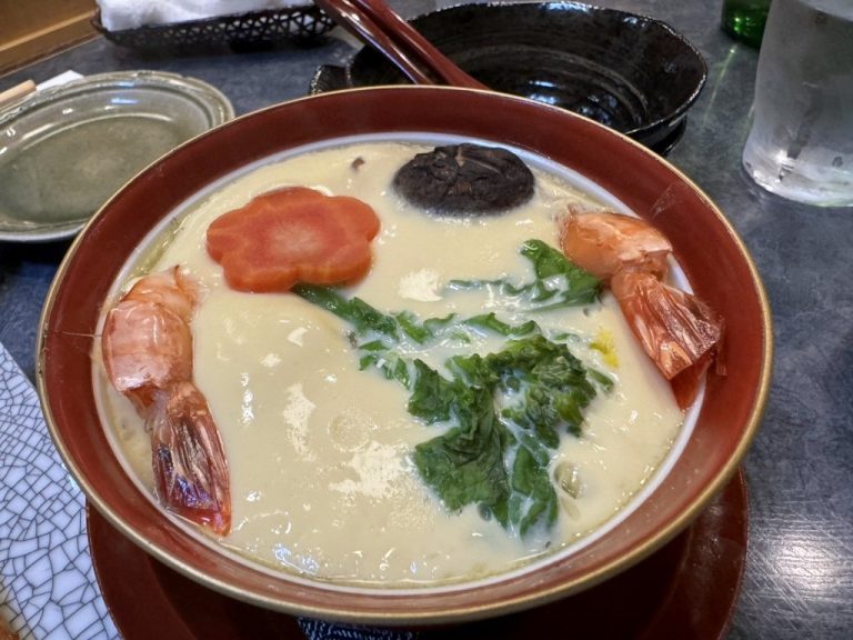 海老としいたけの入った茶碗蒸し