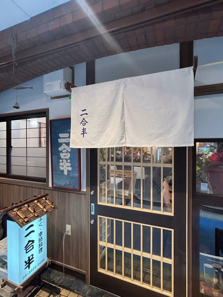 暖簾のかかった入口