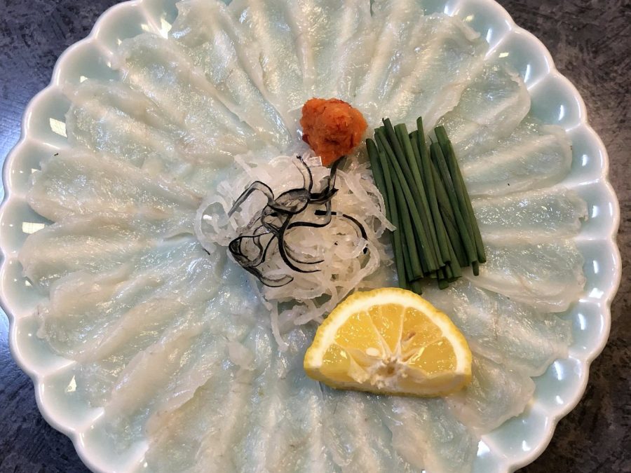 青磁の菊花皿に放射状に盛りつけたふぐ刺し