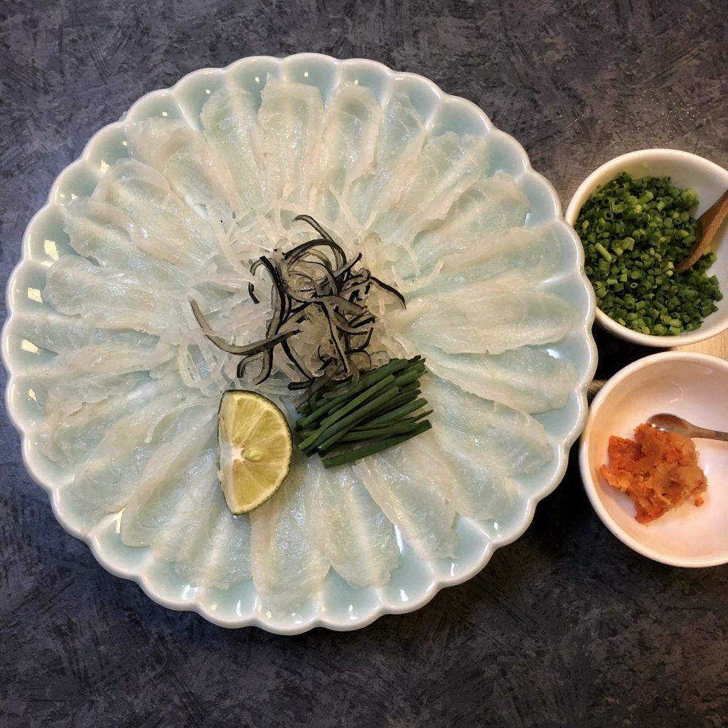 皿の地文が透けて見えるふぐ刺しの薄造り