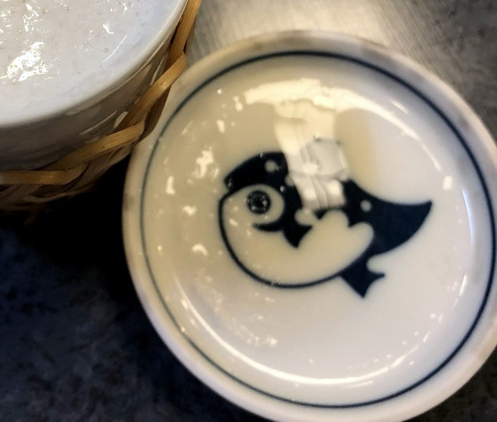 ふぐの染付が入った白磁の小皿