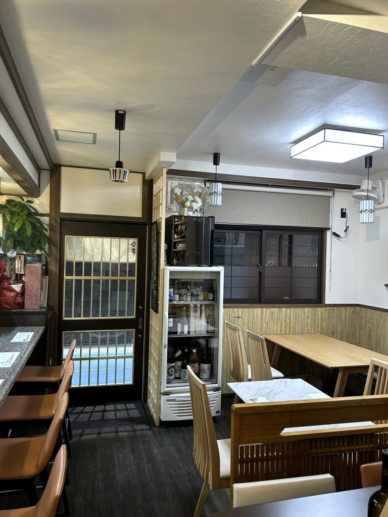 日本酒の冷蔵ケースが見える二合半の店内