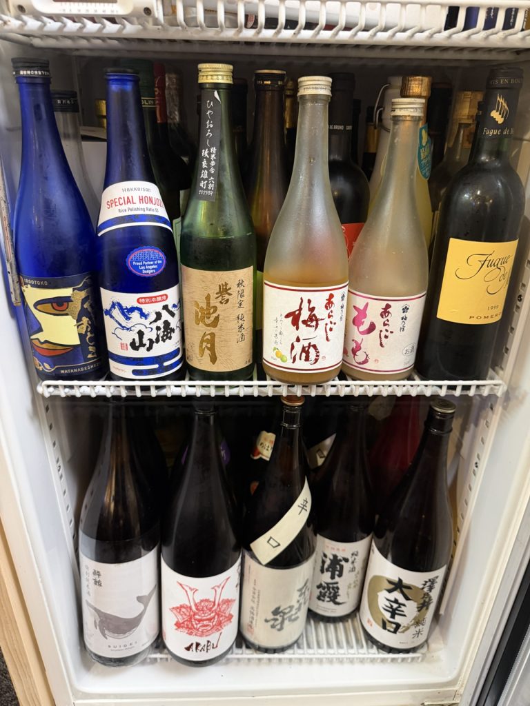 八海山や浦霞などが並ぶ日本酒の冷蔵ケース