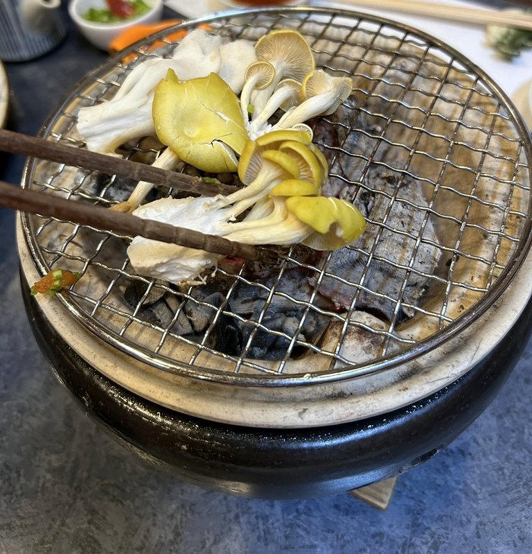 備長炭の七輪で焼く焼きふぐ